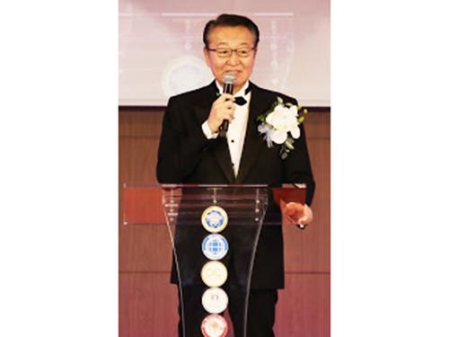 あいさつする新川紗敏会長